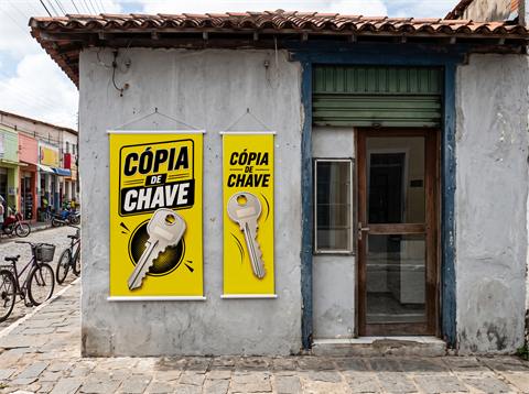 Banners de bastão e cordão em loja de rua (simulação)